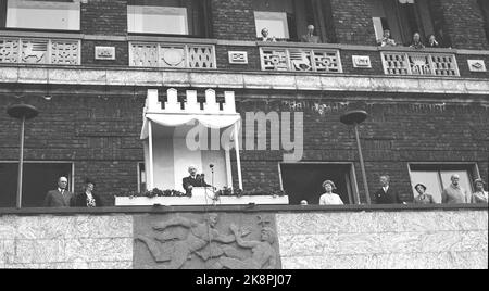 Oslo 19520803. Re Haakon 80 anni 3 agosto 1952. Qui dai festeggiamenti al Municipio Balcon. Re Haakon fa un discorso dal Municipio Balcon durante la celebrazione della sua giornata. Qui con la sua famiglia immediata. FOTO: VALLDAL NTB / NTB Foto Stock