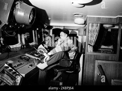 Mare di Barents, 1969. Il peschereccio da traino M/T Vågakall fornisce lavoro per 15 uomini a bordo e 35 a casa a Vågan a Lofoten. Lo skipper Herman Sedeniussen troverà i punti di pesca, circondati da sonar, radar, autopilota e radio nel timoneria. Dietro il compagno E. WHAL. Foto: Sverre A. Børretzen / corrente / NTB Foto Stock