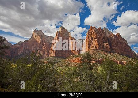 Tre picchi di arenaria nella parte occidentale dello Zion Canyon, noti come i tre Patriarchi Foto Stock