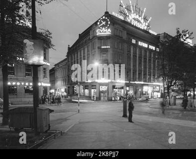 Oslo 19600604 'dove l'impulso della città bussa' Foto di Cecilhjørnet a Oslo. Stortingsgaten 8, attraversata la Stortingsgaten / Rosenkrantzgate. La telecamera riflette la vita del giorno in un angolo di strada a Oslo. Tarda notte e tranquillo in strada. Foto: Aage Storløkken / corrente / NTB Foto Stock