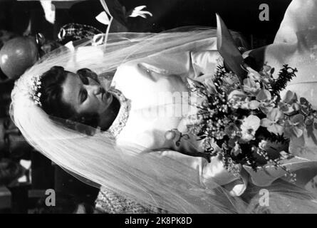 Oslo 1968-08-29: Matrimonio reale norvegese. Il principe ereditario Harald sposa Sonja Haraldsen. Sonja sotto canto d'inno dopo il matrimonio, con il bouquet nuziale. Foto archivio NTB / NTB Foto Stock