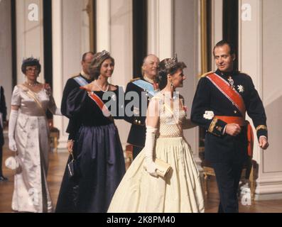 Oslo 198204 14-16 la coppia reale spagnola re Juan Carlos e la regina Sofia in visita ufficiale in Norvegia. Qui sono i reali sul loro senso alla cena di gala al castello. La principessa della corona Sonja e Juan Carlos prima nella serie, dietro la regina Sofia, il re Olav, la principessa Astrid e il principe ereditario Harald. Foto: NTB / NTB Foto Stock