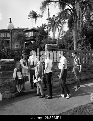 Sydney 19700418 Heilnorsk in Australia la Chiesa dei marinai norvegesi a Sydney è un punto d'incontro principalmente per i marittimi norvegesi che navigano tra porti stranieri. Qui, i marinai dell'American Line Sagafjord sono accolti dai padroni di casa, il sacerdote marinaio Willie Garvi e sua moglie Rakel Garvi. La loro figlia Elisabetta di 7 anni è accanto. Foto: Sverre A. Børretzen / corrente / NTB Foto Stock