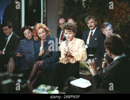 Parigi Francia 19881118. La coppia del principe ereditario in visita ufficiale in Francia. Il principe ereditario Sonja è intervistato dalla TV francese. Microfoni. Foto: Morten Hval / Bjørn-owe Holmberg NTB / NTB Foto Stock