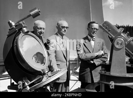 Harestuta 19540531 l'osservatorio solare di Harestuta viene messo in funzione. Qui dal v. Professor Carl Størmer, iniziatore dell'Osservatorio Professor Spein Rosseland, e preside presso l'Università del Professor Frede Castberg. Foto: NTB / NTB Foto Stock