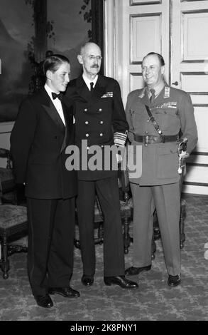 Oslo 19530510. Principe Harald (t.v.) la sua conferma. Qui con il re Haakon (al centro) e il principe ereditario Olav. Il principe Harald fu confermato da solo nella cappella del castello di Akershus. Tre generazioni si riunirono al castello. Foto: Archivio NTB / NTB Foto Stock