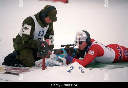 Lillehammer 19940313 Paralimpiadi-94 / Giochi Olimpici per disabili / Sport per disabili. Qui il norvegese partecipante Morten Tollefsen in azione in biathlon per i ciechi. Il biathlon spara per segnali audio, e i fucili sono accusati da funzionari. Foto: Aleksander Nordahl / NTB / NTB Foto Stock