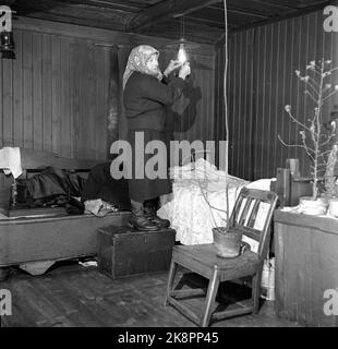 Dalen in Telemark, febbraio 1955. Ingerine e Gorine Schvenius (83 e 81 anni) vivono da soli nella piazza Roi o Rui nella valle del Telemark. Il tempo si è fermato in questa piccola piazza in alto nel mondo delle montagne. Qui si accende la spia Ingerine paraffine. Foto: Aage Storløkken / corrente / NTB Foto Stock