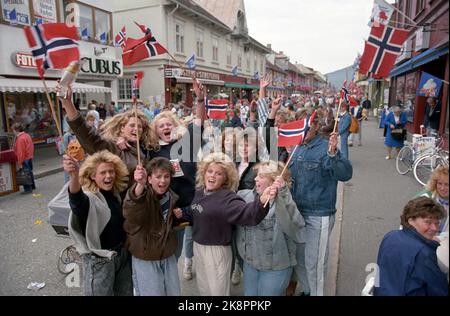 Oslo 1988-09-15:-e il vincitore è Lillehammer! Le Olimpiadi invernali del 1994, Lillehammer, Norvegia. Grazie e gioia per le strade di Lillehammer lo stesso giorno divenne chiaro che la città aveva ricevuto le Olimpiadi invernali per il 1994. Bandiere norvegesi. Foto: Eystein Hanssen Foto Stock