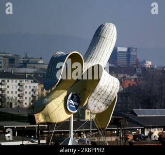 Oslo 1975 scultura di banana di Banan-Matthiessen in cima all'edificio di Banan-Matthiessen a Filippstad. (La banana si trovava sul tetto della banana-matthiess banana maturo a Filippstad dal 1952 al 1992, e nel 2006 è stato spostato al centro d'arte di Høvikodden) Foto: Erik Thorberg / NTB / NTB Foto Stock