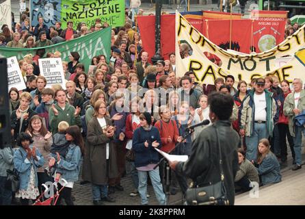 Oslo 19950907: 1000 persone si sono dimostrate contro il neonazismo e il razzismo durante la campagna elettorale di Oslo. Foto: Rune Petter Ness Foto Stock
