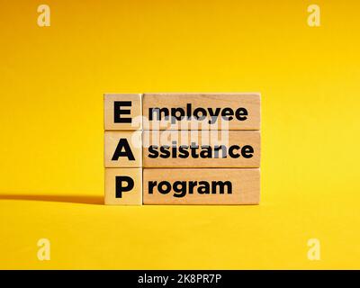 Cubi di legno con l'abbreviazione EAP Employee Assistance Program. Concetto di business e finanza. Supporto per i dipendenti. Risorse umane. Foto Stock