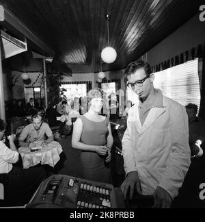 Fredrikstad 8 agosto 1959. Ai giovani motociclisti di Fredrikstad è stato assegnato un nuovo luogo d'incontro al caffè Stortorvets, rinominato dai giovani 'Totaker'n'. Qui dall'interno della caffetteria. Foto: Aage Storløkken / corrente / NTB Foto Stock