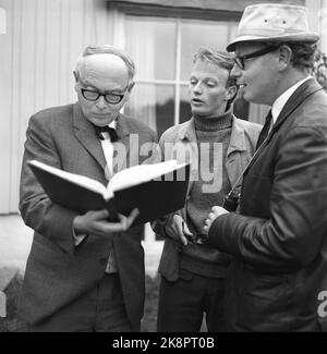 Oslo Agosto 1965 riprese norvegesi con padre e due fratelli Bang-Hansen. Il manoscritto per il film 'Scripture in SNE' è scritto da V. Padre Odd Bang-Hansen, attore nel film è il figlio Kjetil Bang-Hansen e regista è il figlio Pål Bang-Hansen con cappello. Foto: Aage Storløkken / corrente / NTB Foto Stock