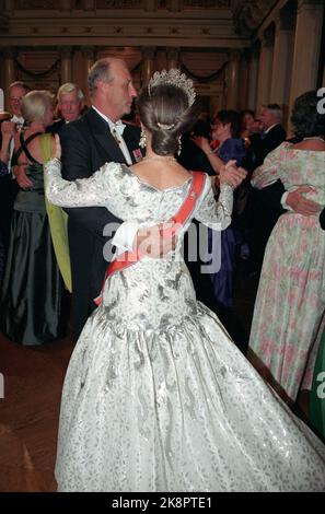 Oslo 199308: Matrimonio reale d'argento. La coppia reale norvegese, la regina Sonja e il re Harald, celebrano il loro matrimonio d'argento con una cena di gala e danza al castello. Foto: Bjørn Sigurdsøn Foto Stock