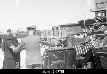 Oslo 19430628 autore Knut Hamsun, all'arrivo a Fornebu dopo la sua visita in Germania. Qui è portato in una macchina d'attesa, la Mercedez convertibile. Foto: Aage Kihle / NTB / NTB. Foto Stock