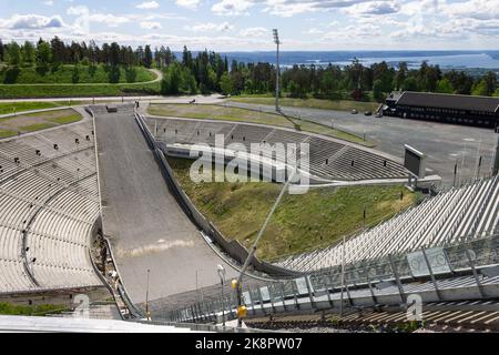 La grande collina di salto con gli sci Holmenkollbakken a Oslo, Norvegia. Foto Stock