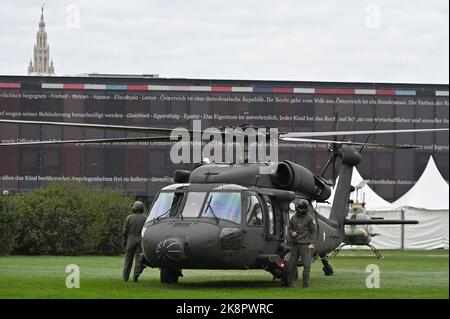 Vienna, Austria. 24th Ott 2022. Preparazione dello spettacolo dell'esercito federale austriaco (Bundesheer) in Piazza degli Eroi a Vienna Foto Stock