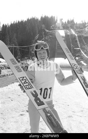 Lillestrøm 19870816: Scialpinismo svedese Jan Bokløv, Svezia che ha introdotto il 'V-style' fotografato nel vassoio di plastica a Marikollen. Foto: Bjørn Sigurdsøn NTB / NTB Foto Stock