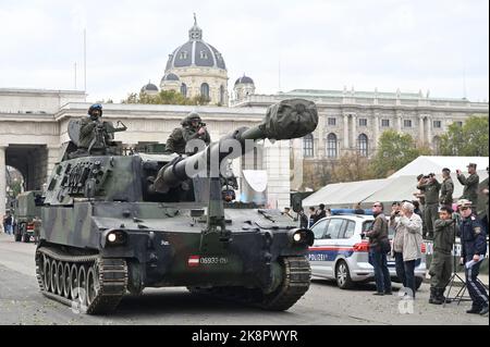 Vienna, Austria. 24th Ott 2022. Preparazione dello spettacolo dell'esercito federale austriaco (Bundesheer) in Piazza degli Eroi a Vienna Foto Stock