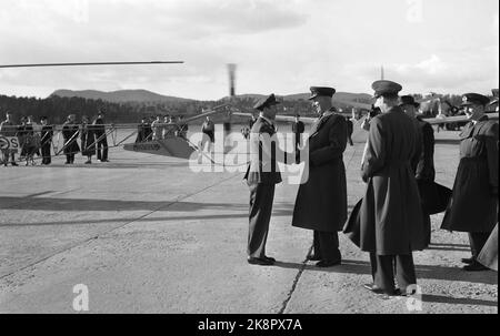 Oslo, Fornebu 19530409 quattro dei primi sei elicotteri norvegesi arrivano a Fornebu da Stoccolma. Gli elicotteri, del tipo Bell 47, saranno utilizzati principalmente per il servizio di soccorso, e saranno stazionati a Gardermoen e sola. Nella foto, il generale F. Lambrecht saluta la testa dell'altalena in elicottero, il maggiore Leif Hamre. Foto: NTB / NTB Foto Stock