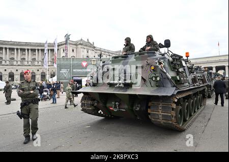 Vienna, Austria. 24th Ott 2022. Preparazione dello spettacolo dell'esercito federale austriaco (Bundesheer) in Piazza degli Eroi a Vienna Foto Stock