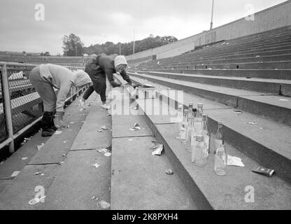 Oslo 19650626 «notte del Signore a Ullevål» durante alcune ore notturne dopo la vittoria sulla Jugoslavia, lo stadio Ullevaal, testimone del Signore, si trasformò nell'arena per un grande convegno religioso. Tom bottiglie e spazzatura ha dovuto Vai via. Foto: Aage Storløkken / corrente / NTB Foto Stock