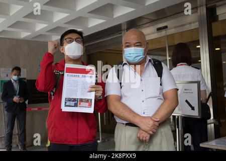 Attivisti Raphael Wong (a sinistra) e slogan di Tsang Kin-Shing al di fuori della High Court martedì 18 ottobre 2022. 18OCT22 SCMP / Brian Wong Foto Stock