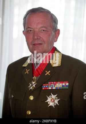 Oslo 19950418 Capo Difesa e Generale Arne Solli sono stati nominati comandante con la stella dell'Ordine di San Olav. Foto: Knut Falch / NTBSCANPIX Foto Stock