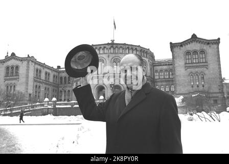 Oslo 19680309. Andreas Papandreou, l'uomo che il colonnello greco Junta odia e teme, soprattutto, sta visitando Oslo per chiedere sostegno al movimento di resistenza greco. Papandreou era un membro del governo che i colpi di stato si sciolsero e furono gettati in prigione. I colonnelli stanno infuriando la ricezione che riceve nei paesi nordici. Ecco un dolce papandreou che sventura con il cappello fuori dalla Storting. Foto: Aage Storløkken corrente / NTB Foto Stock