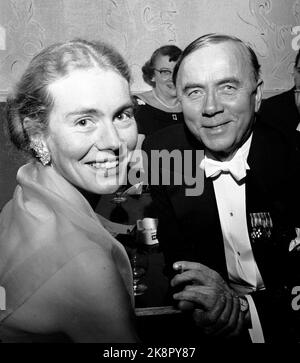 Oslo 19590216: L'apertura dell'Opera norvegese. Gli ospiti al banchetto nel municipio dopo lo spettacolo di apertura. Qui l'attore Alfred Maurstad con la moglie Gro Maurstad. Foto: Børretzen / corrente / NTB Foto Stock