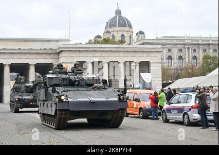 Vienna, Austria. 24th Ott 2022. Preparazione dello spettacolo dell'esercito federale austriaco (Bundesheer) in Piazza degli Eroi a Vienna Foto Stock