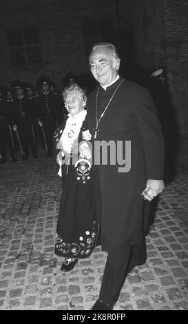 Oslo 19870921. Il 30th° anniversario di Re Olav come Monarca (1957-1987). Dalla cena del governo per il re Olav al castello di Akershus. Il vescovo Andreas Aarflot con la signora arriva alla cena ad Akershus. Foto: Morten Hvaal NTB / NTB Foto Stock