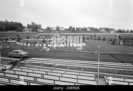 Oslo 19650626 «notte del Signore a Ullevål» durante alcune ore notturne dopo la vittoria sulla Jugoslavia, lo stadio Ullevaal, testimone del Signore, si trasformò nell'arena per un grande convegno religioso. A Greessmata un piccolo ramo di seggio, un gesto al turismo e agli ospiti stranieri. Foto: Aage Storløkken / corrente / NTB Foto Stock