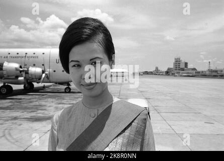 Bangkok 5 giugno 1965, Thailandia. Per 5 anni, la compagnia aerea SAS ha costruito Thai Airways International Ltd (Thai International) in Thailandia, per mutuo piacere e beneficio. La società ha tre caravelle e circa 700 dipendenti di cui 37 scandinavi. Qui dall'aeroporto di Bangkok con un assistente di volo in uniforme. L'uniforme è stata progettata dalla regina Sirikit, la coppia reale mostra grande interesse per la loro compagnia aerea d'oltremare e hanno anche partecipato al 5th ° anniversario. Foto: Sverre A. Børretzen / corrente / NTB Foto Stock