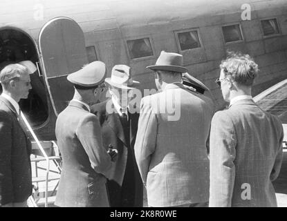 Oslo 19430628 autore Knut Hamsun, all'arrivo a Fornebu dopo la sua visita in Germania. Ricezione di nazisti. Foto: Aage Kihle / NTB / NTB. Foto Stock