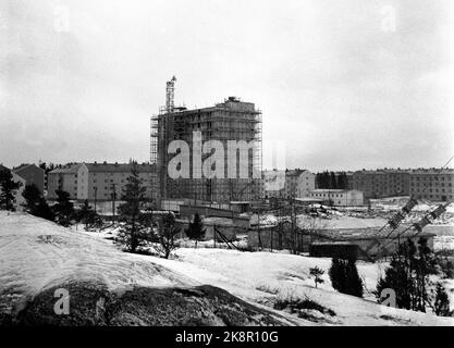 Oslo 19551230 prende forma la nuova città di Lambertseter di Oslo. Ecco l'esterno di alcuni dei nuovi blocchi di appartamenti, e un alto blocco in costruzione in primo piano. Foto; NTB / NTB Foto Stock