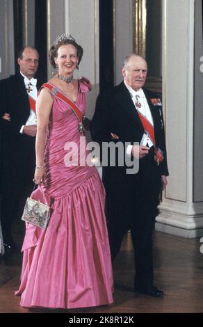 Oslo 19870220. Principe Corona Harald 50 anni. La famiglia reale e gli ospiti reali si recavano alla cena di gala presso il castello durante la celebrazione del 50th° anniversario del principe ereditario Harald. Di fronte alla regina Margrethe di Danimarca in abito rosso e re Olav. Dietro il principe ereditario Harald. Foto: Morten Hvaal NTB / NTB Foto Stock