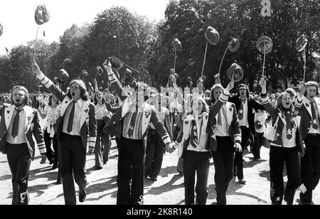 Oslo 19740517: 17 maggio a Oslo: Happy Russ a Slottsplassen saluta i reali per alzare i cappelli sui bastoni russi. Facciata: Scheda principale russa nel 1974. Foto: NTB / NTB Foto Stock