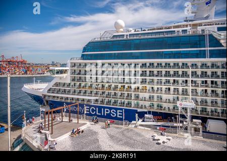 Vancouver, British Columbia - 24 luglio 2022: Nave da crociera Celebrity Eclipse ormeggiata al Canada Place nel Porto di Vancouver durante la stagione delle navi da crociera. Foto Stock