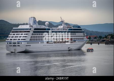 Juneau, Alaska - 27 luglio 2022: Nave da crociera Oceania Regatta al molo di Juneau. Foto Stock