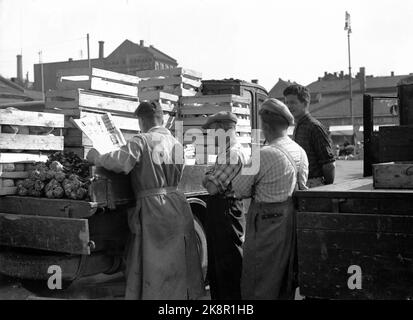 Oslo 19390902 lo scoppio della guerra / seconda guerra mondiale scoppia. La Germania invase la Polonia il 1 settembre 1939. La notizia giunse in Norvegia il giorno seguente, e i giornali uscirono con tipi di guerra in prima pagina. Qui commercianti di verdure in piazza leggendo giornali. Foto: NTB / NTB Foto Stock