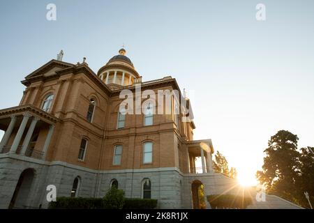 La luce del sole splende sullo storico tribunale del 1898 nel centro di Auburn, California, Stati Uniti. Foto Stock