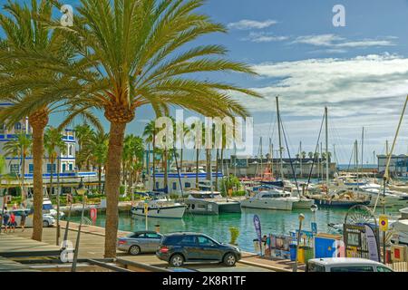 La zona marina di Estepona sulla Costa del Sol, provincia di Malaga in Andalusia, Spagna. Foto Stock