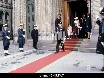 Oslo 19780702. Re Olav 75 anni. Re Olav lascia lo Storting dopo la ricezione in relazione all'anniversario. Sullo sfondo la Principessa della Corona Sonja e il Principe della Corona Harald con i bambini. Foto: Bjørn Sigurdsøn NTB / NTB Foto Stock