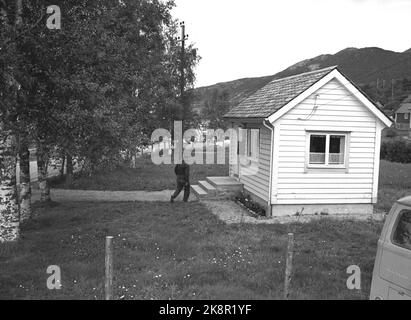 Husnes 19641003. La fabbrica di alluminio di Husnes è in fase di costruzione. Gli escavatori cambiano il paesaggio di giorno in giorno. Qui l'ufficio postale, che è il più piccolo della Norvegia, non è costruito per servire il nuovo grande traffico. Il posto è solo uno dei tanti istituti di servizi che devono essere ampliati. Foto: Sverre A. Børretzen corrente / NTB Foto Stock