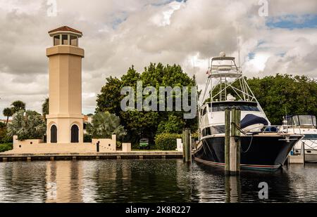 Aventura, Miami, Florida. USA - 24 ottobre 2022: Paesaggio con il faro e la barca a Waterway Marina, Aventura Foto Stock