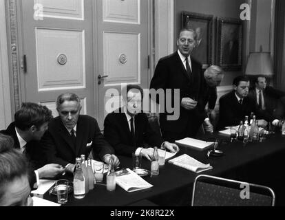 Oslo 4-5. Marzo 1971. "Alcuni dei partecipanti alla riunione del consiglio nazionale del Center Party: Un sussurro per Borten, Erland Steenberg di Buskerud, un presidente del partito permanente John Austrheim e un Dagfinn Vårvik in ascolto seduto a H. per lui." Riunione del Land Board del Center Party. Ci sono volute 36 ore per arrivare a una dichiarazione secondo cui il partito era disposto a proseguire la cooperazione governativa - ma da solo e in condizioni molto rigide e difficili. Blu. Un chiaro no alla CEE. Foto; Sverre A. Børretzen / corrente / NTB Foto Stock