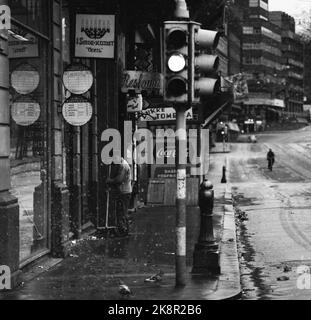 Oslo 19600604 'dove l'impulso della città bussa' Foto di Cecilhjørnet a Oslo. Stortingsgaten 8, attraversata la Stortingsgaten / Rosenkrantzgate. La telecamera riflette la vita del giorno in un angolo di strada a Oslo. La mattina presto e la spazzatrice di strada è in corso di lavoro. Foto: Aage Storløkken / corrente / NTB Foto Stock