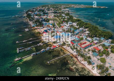 Una splendida vista aerea della Spalato in Caye Caulker, Belize con acqua turchese in una giornata di sole estate Foto Stock